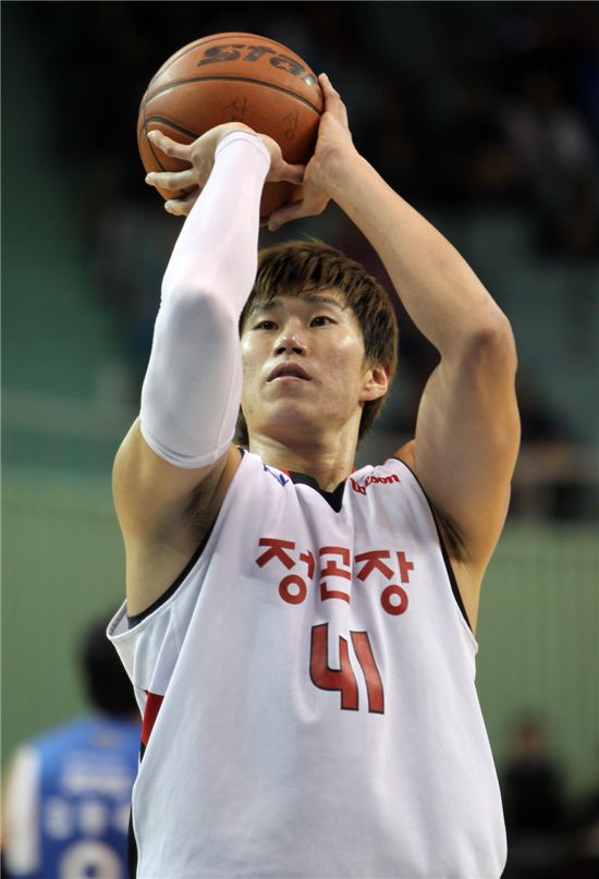 '특급루키' 오세근, '11월의 선수' 선정..신인왕 보인다