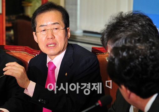 [포토] '마이크 잡고 조심 조심'