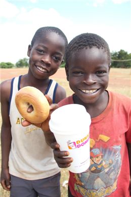 던킨도너츠, 말라위에 행복한 크리스마스 선물 캠페인