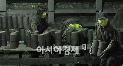 [포토] '분주한 연탄공장'