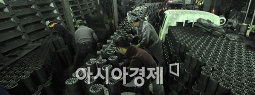 [포토] '분주히 연탄 옮기는 손길'