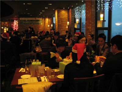 연말 싱글파티, '몰표' 받는 그녀의 특별한 매력