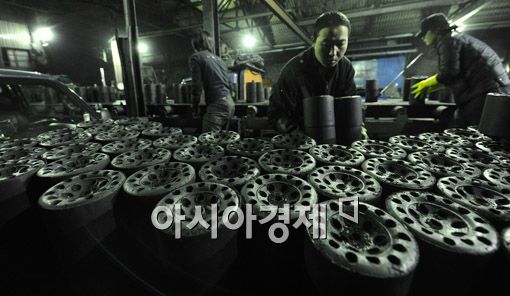 [포토] '겨울 알리는 연탄공장'
