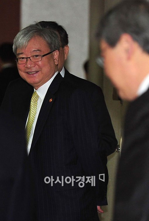 [포토] 김석동 위원장, 웃음의 의미는?