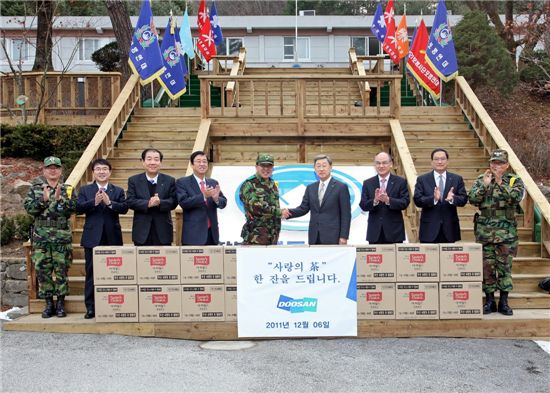 박용현 회장, 백두산부대 찾아 '사랑의 차' 8000박스 전달 