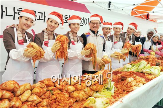 [포토]산타된 아시아나 승무원 "김치 맛보세요~"