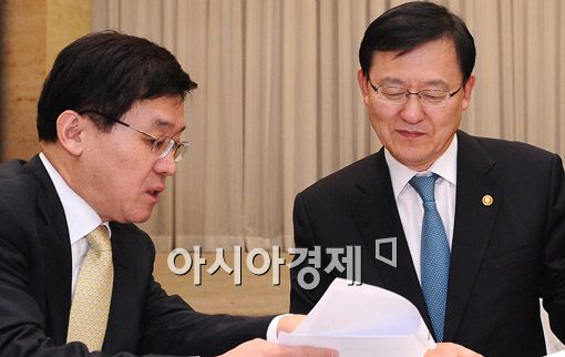 [포토] '대화 나누는 홍석우 장관'