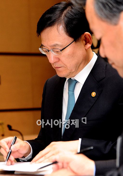 [포토] '발표 경청하는 홍 장관'