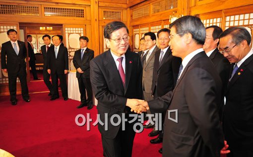 [포토] 산업계 대표 만나는 김황식 총리