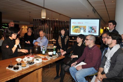 한국의 전통음식문화에 대한 설명을 듣고 있는 미슐랭 셰프들.