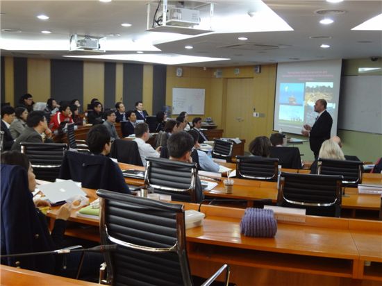 지난 6일 오후 2시 서울대학교 경영전문대학원은 세계적인 기후변화 전문가 팀 플래너리(56)를 초청해 '2050년을 위한 저탄소 경제'를 주제로 재학생들과 기후변화 전문가들을 대상으로 한 강연회를 열었다. 
