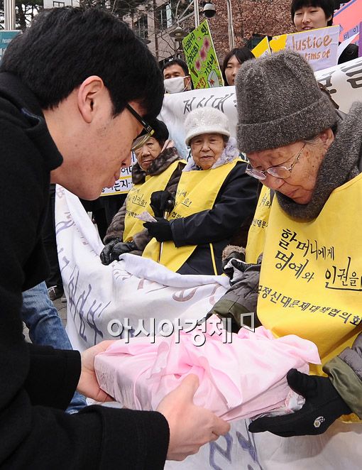 [포토] '떡 드시고 힘 내세요'