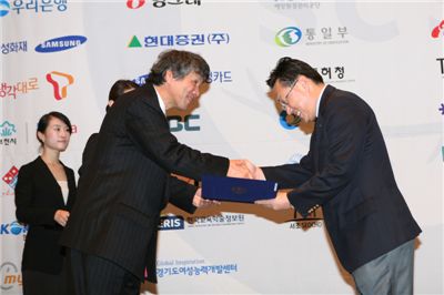 ‘제4회 대한민국 인터넷소통대상’ 공기업부문 대상을 수상하고 있는 김흥성 대변인(오른쪽)