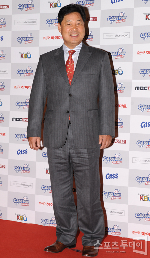 [포토] 이만수 SK 감독 '경직된 포즈로'