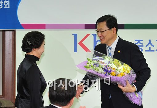 [포토] 꽃다발 받는 홍석우 장관