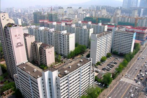 주택 시장의 불황이 지속되고 전통적인 비수기 7월에 들어서면서 아파트 매매·전세시장 모두 하락세가 이어지고 있다. 서울 시내 아파트 전경.
