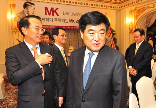MK리더십 출판 기념회에 참석한 김용환 현대차 부회장(좌측)과 권오갑 현대오일뱅크 사장의 모습