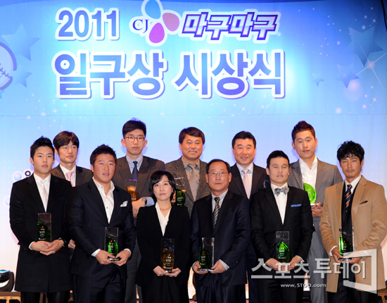 윤석민·최형우, 2011 일구회 최고 투수·타자상 