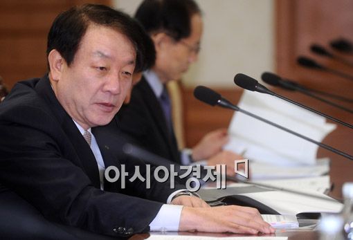 [포토] '심각한 표정의 권 장관'