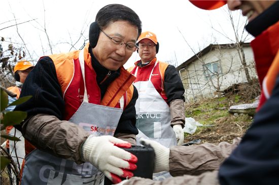 구자영 SK이노베이션 사장이 서울 종로구 부암동 일대에서 임직원과 함께 소외계층 가구에 사랑의 연탄 나눔 봉사활동을 하고 있다.