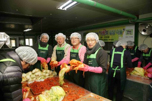 풀무원, '강화도 우리마을'서 김장담그기 봉사