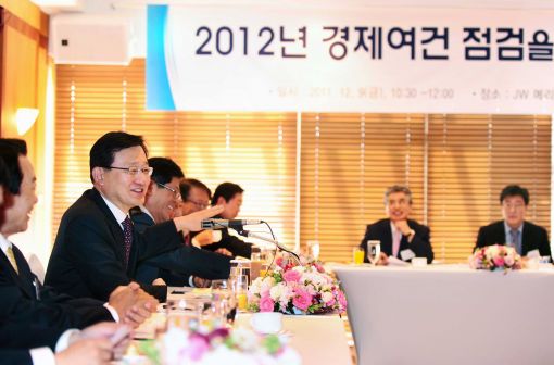 홍석우 장관(왼쪽 두번째)이 환하게 웃으며 업종별 대표들과 간담회를 갖고 있다.