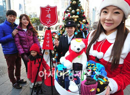 [포토] "명동에는 양말로 만들어진 크리스마스트리가 있다"