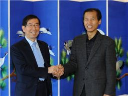 박원순 서울시장과 최문순 강원도지사가 11일 오전 강원도 춘천의 라데나콘도에서 만나 악수를 하고 있다
