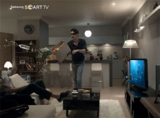 외국인 모델을 기용한 삼성의 스마트TV 광고