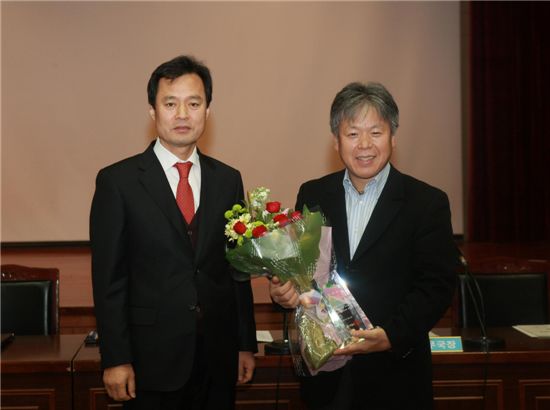 산악인 엄홍길씨가 강북구 홍보대사로 위촉됐다. 박겸수 강북구청장이 엄씨를 축하하고 있다.