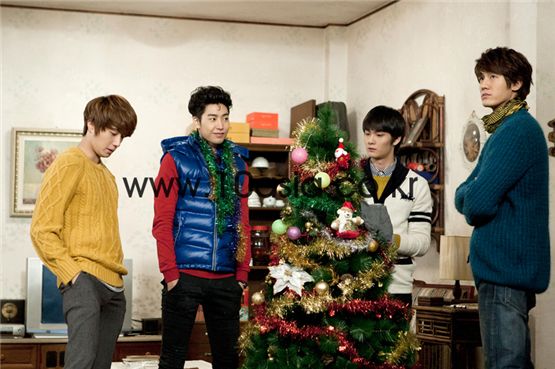 From left, actors Jung Il-woo, Park Min-wo, Cho Yoon-woo and Lee Ki-woo take part in a shoot for tvN TV series "Cool Ramen, Hot Guys" held in Gyeonggi Province, South Korea on December 9, 2011. [Lee Jin-hyuk/10Asia]