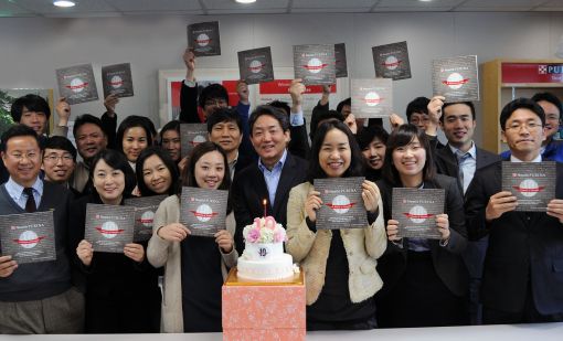 펫푸드 전문기업 네슬레 퓨리나 펫케어 코리아는 12월 12일 통합 10주년을 맞아 임직원들과 함께 기념 케이크 커팅식을 진행했다.
