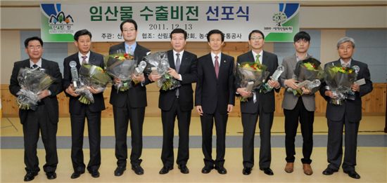 수출 탑 등 상을 받은 임업관련 기업 대표들이 이돈구(왼쪽에서 5번째) 산림청장과 기념사진을 찍고 있다.