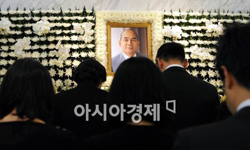 [포토] 박태준 별세, '헌화하는 유가족들'