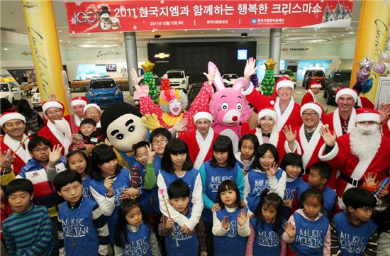 산타로 변신한 아카몬 한국GM 사장