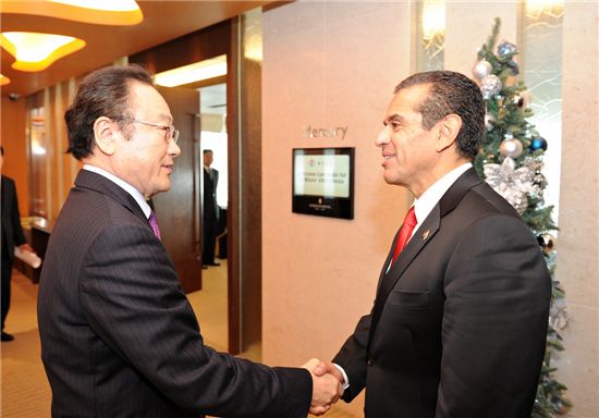 사공일 무역협회 회장(왼쪽)과 안토니오 비야라이고사(Antonio Villaraigosa) LA시장이 악수를 하고 있다.
