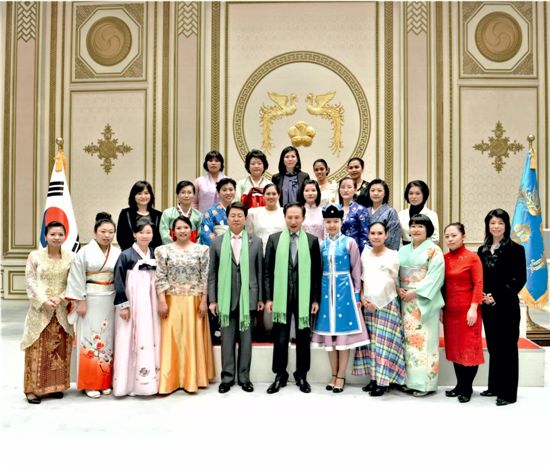 행복의 메아리가 청와대 공연 후 이명박 대통령과 함꼐 기념 사진을 찍었다.
