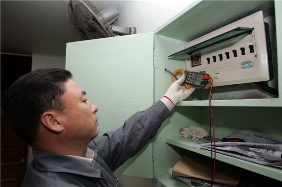 강서구 공무원들 취약계층 전기시설 안전 점검 