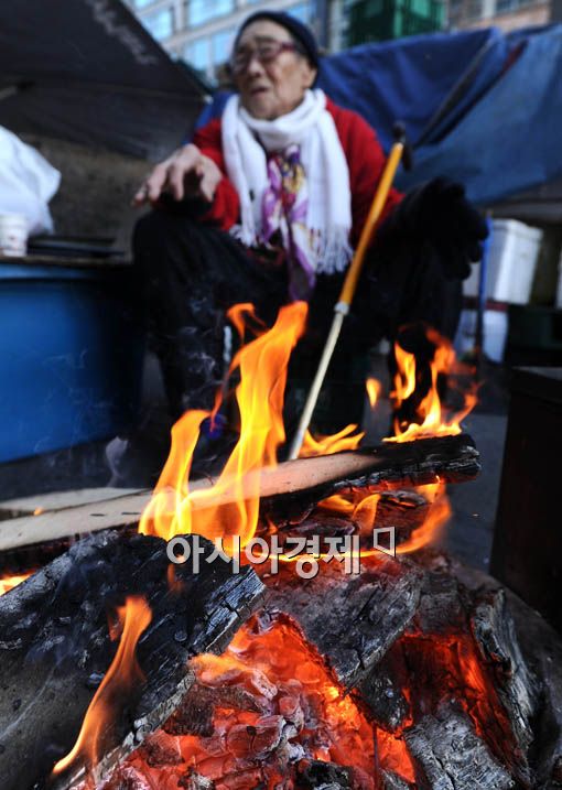 [포토] '추위 녹이는 모닥불'