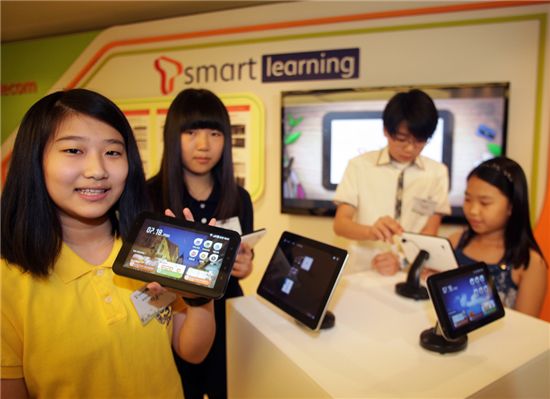 SK텔레콤 T스마트러닝 론칭 행사에서 학생들이 태블릿PC를 이용하는 모습. 