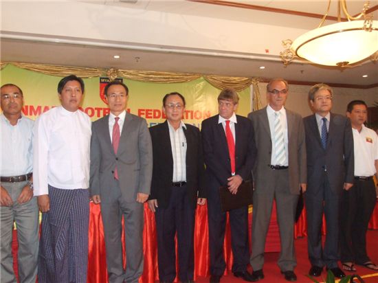 왼쪽에서 두번째 우쪼쪼(U Kyaw Kyaw) 미얀마축구협회장, 세번째 박성화 감독, 오른쪽에서 두번째 김해용 주미얀마 대사
