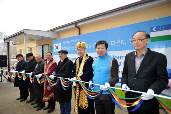 삼성전자는 15일 우즈베키스탄 고려인 집성촌 이크마을에서 IT 커뮤니티센터 준공식을 가졌다.