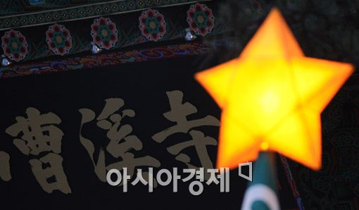 [포토] 조계사에 빛나는 성탄별