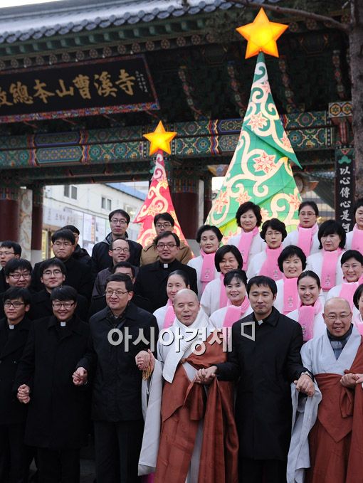 [포토] 성탄 앞에 손잡은 불교-천주교