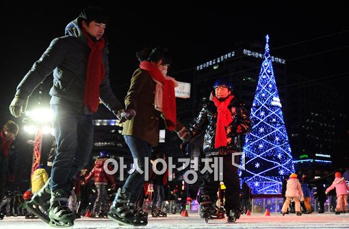 [포토] '스케이트장에 성탄 분위기 물씬'