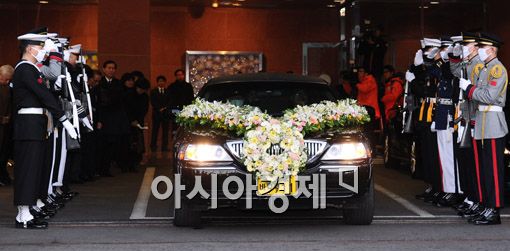 [포토] '포스코센터로 떠나는 운구'