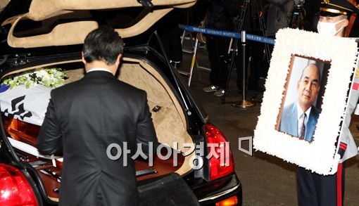 [포토] '차량으로 모셔지는 고인의 영정'