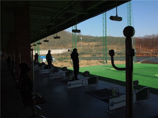 용인 수지구 고기동 한백수상골프클럽. 수도권 유일의 수상 골프 연습장으로 창립 3주년 만에 회원 수가 2000여명에 이를 정도로 높은 인기를 모으고 있다.