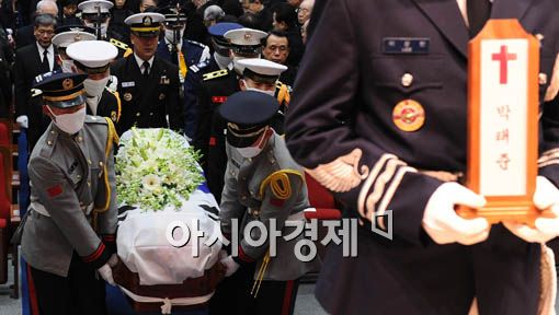 [포토] '영결식으로 옮겨지는 운구'