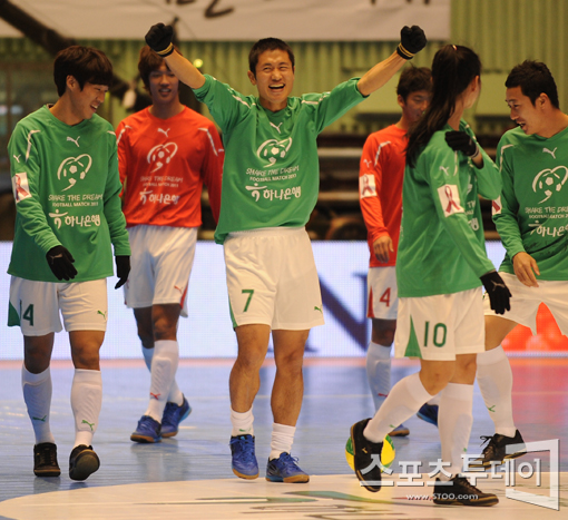 홍명보 자선축구, 12월의 산타들이 선사한 즐거움